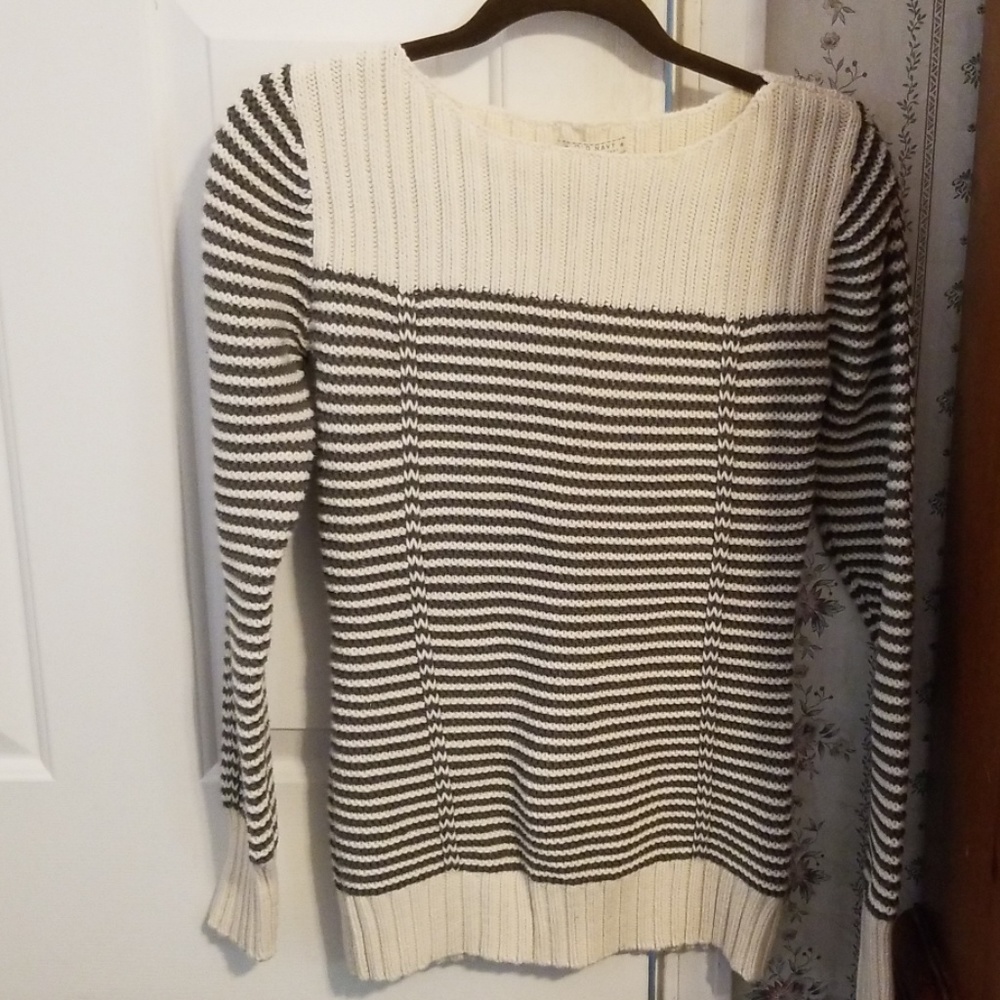 Old Navy Women's Medium u shape sweater